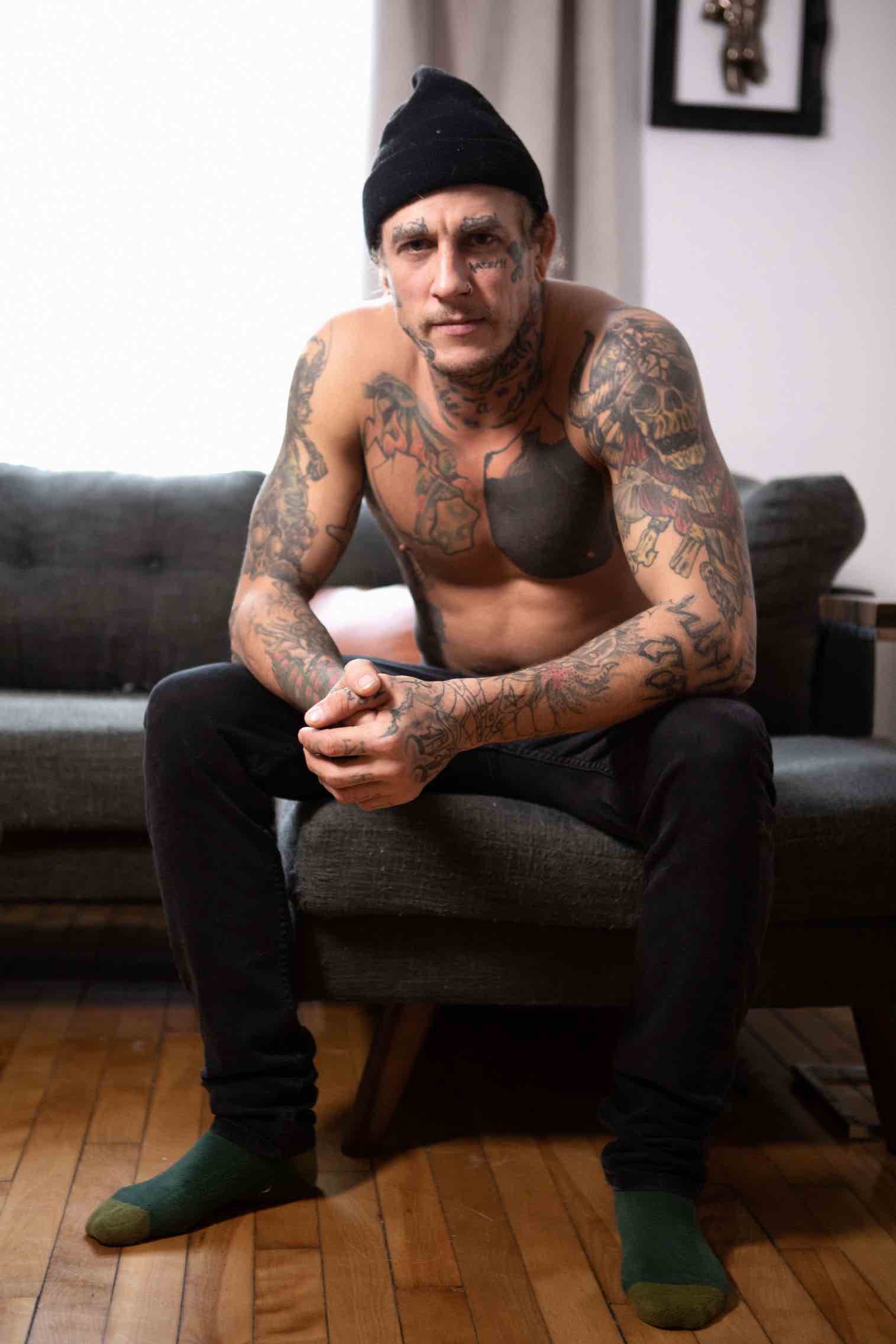 A high-definition portrait of Bo Sinn featuring his brunette hair, green eyes, and rugged facial hair, showcasing his 180 cm athletic build and intense masculine gaze.